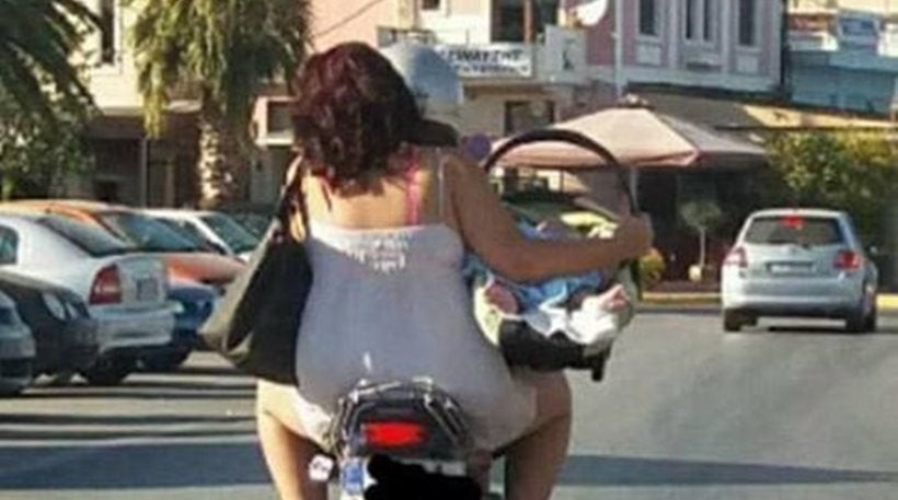 Μυτιλήνη: H φωτογραφία με νεογέννητο σε μηχανάκι που προκάλεσε σάλο